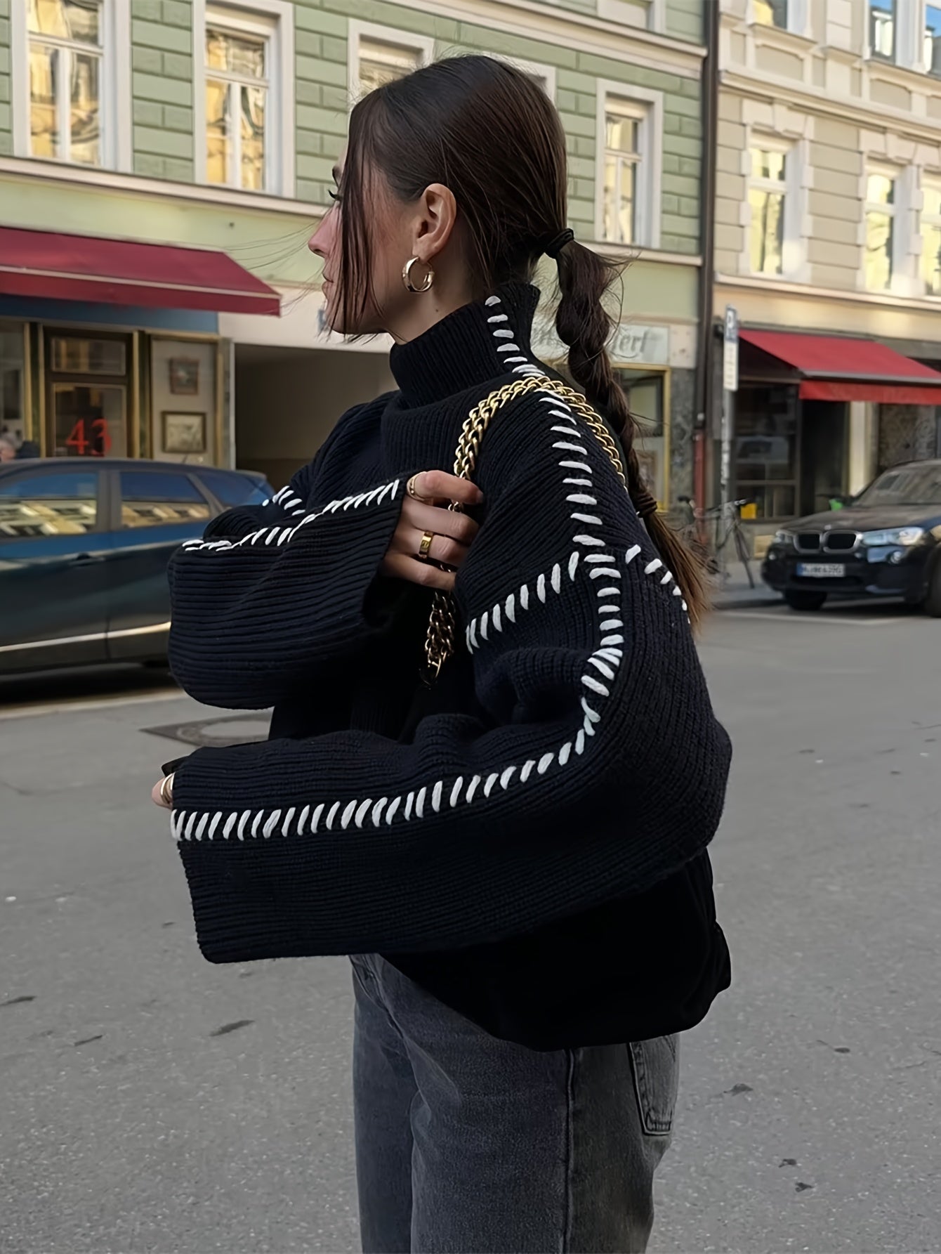 Zwarte Coltrui met Witte Contrastbiezen – Tijdloze Elegantie