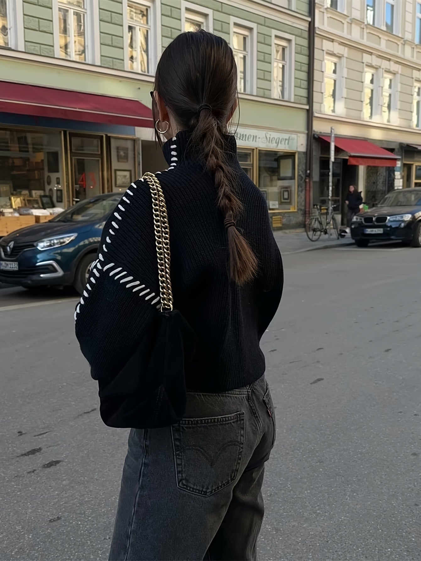 Zwarte Coltrui met Witte Contrastbiezen – Tijdloze Elegantie