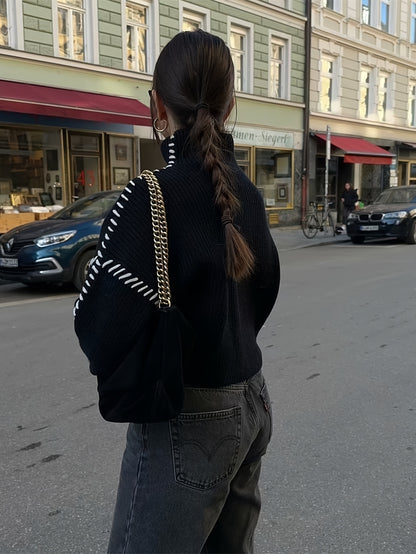 Zwarte Coltrui met Witte Contrastbiezen – Tijdloze Elegantie